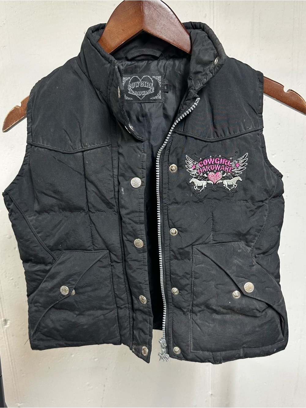 Cowgirl Hardware Girls' Black Puffer Vest with Horse Zipper 🐴